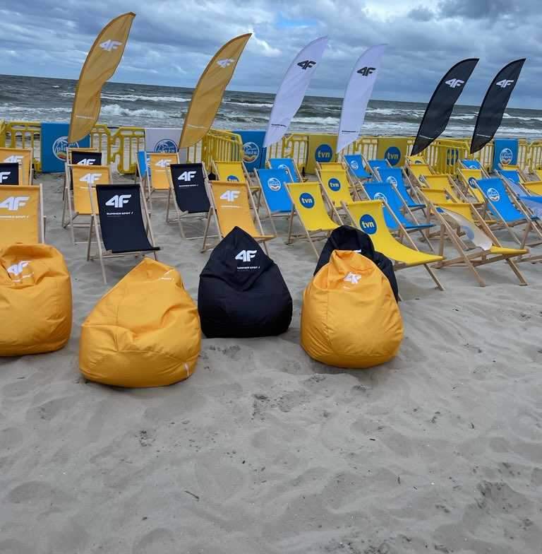 4F -bimabag leżaki flagi windery na plaży